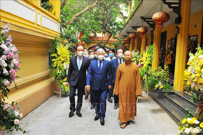 Chủ tịch Ủy ban Trung ương MTTQ Việt Nam Đỗ Văn Chiến đến thăm, chúc mừng 40 năm Ngày thành lập Giáo hội Phật giáo Việt Nam. Ảnh: Minh Đức/TTXVN