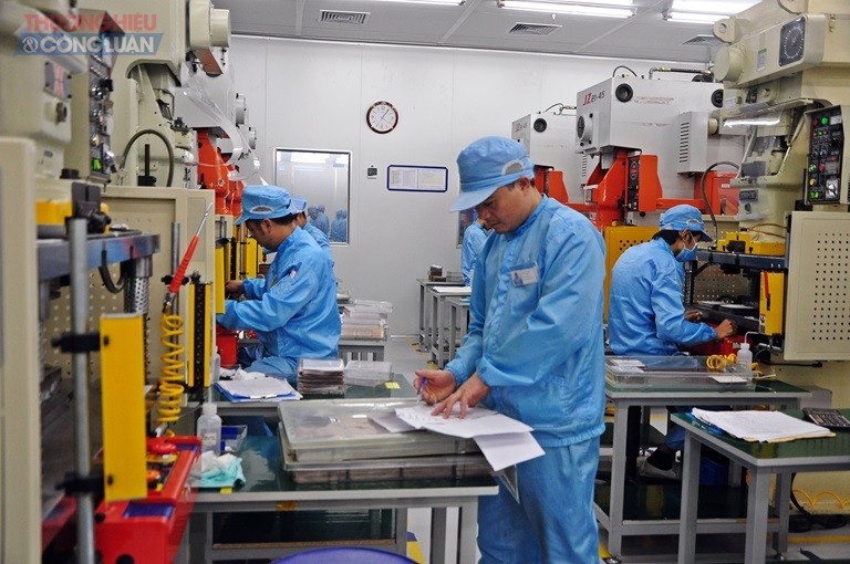 Công ty TNHH Yuong Poong Electronics Vina, KCN Bình Xuyên II đang tập trung đẩy mạnh sản xuất, đáp ứng số lượng đơn hàng tăng cao những tháng cuối năm. Ảnh: Chu Kiều
