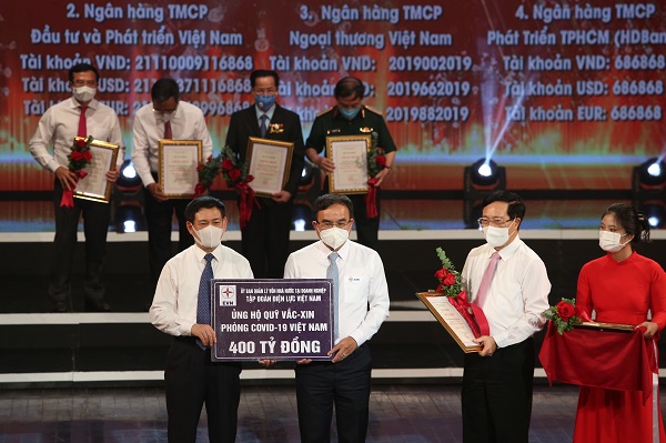 Ông Dương Quang Thành - Bí thư Đảng uỷ, Chủ tịch HĐTV EVN (giữa) trao biểu trưng 400 tỷ đồng ủng hộ Quỹ vắc-xin phòng, chống Covid-19, ngày 5/6/2021
