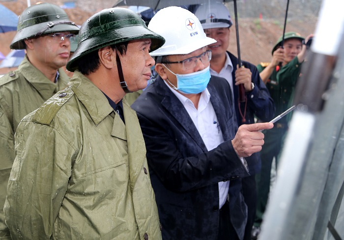 Phó Thủ tướng Lê Văn Thành kiểm tra thực địa công trường thi công dự án Nhà máy Thủy điện Hòa Bình mở rộng. Ảnh VGP/Đức Tuân