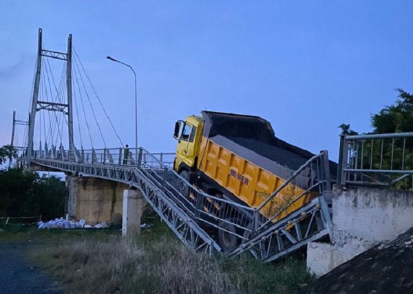 Long An: Xe chở quá tải làm sập cầu dây văng 24 tỷ đồng