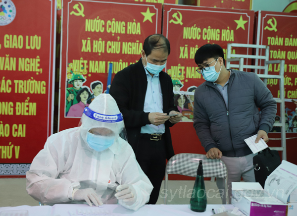 Đoàn công tác của Trung tâm Kiểm soát bệnh tật giám sát, hỗ trợ chuyên môn trong công tác lấy mẫu xét nghiệm SARS-CoV-2 tại Thị trấn Phố Ràng.