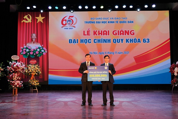 Đại diện Tập đoàn Bảo Việt trao tổng giá trị học bổng 650 triệu đồng cho đại diện nhà trường, các Thủ khoa của trường và Thủ khoa chuyên ngành Bảo hiểm