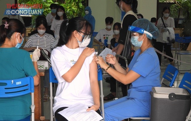 Đà Nẵng tiêm mũi 1 vaccine phòng Covid-19 cho học sinh khối Trung học phổ thông.