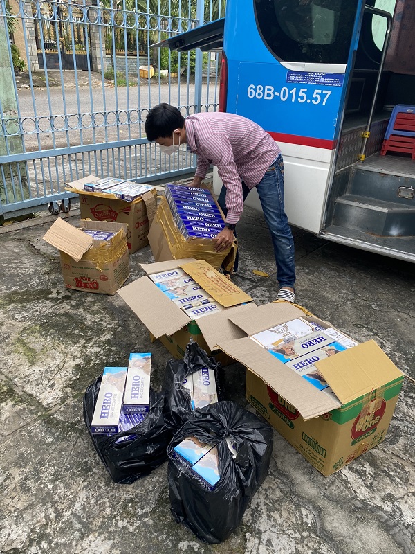 Kiên Giang: Phát hiện xe ô tô khách vận chuyển trên 2.000 bao thuốc lá lậu