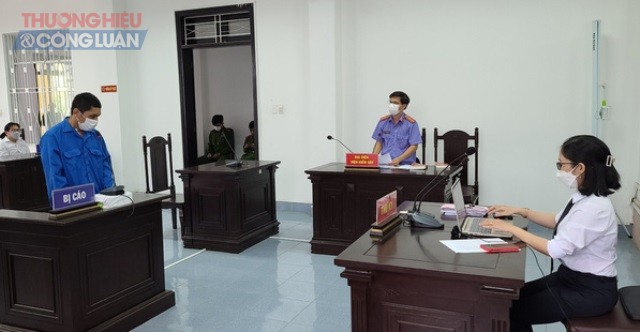 Bị can Nguyễn Bình Hưng trước tòa