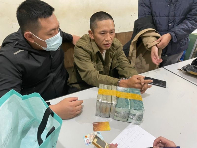 Sơn La: Bắt đối tượng vận chuyển trái phép 4 bánh heroin, 2 kg ma túy đá