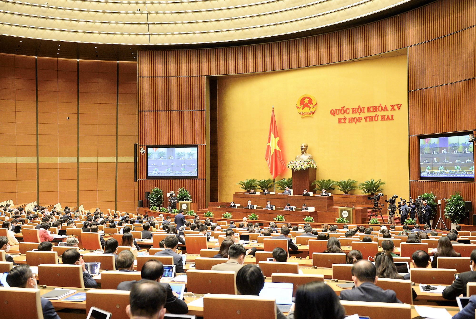 Ngày 10/11, Quốc hội tiến hành chất vấn và trả lời chất vấn đối với Bộ trưởng Bộ Y tế Nguyễn Thanh Long