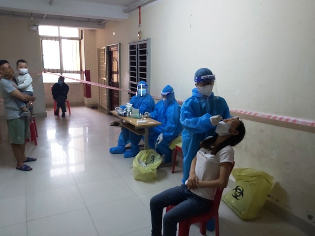 xét nghiệm toàn bộ người dân Chung cư Nam Thanh (phường Cửa Nam) sau khi phát hiện 1 ca nhiễm cộng đồng.