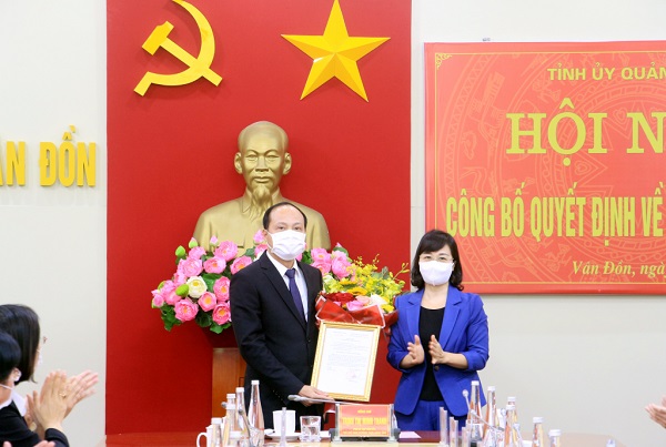Bà Trịnh Thị Minh Thanh, Phó Bí thư Tỉnh ủy, Phó Chủ tịch Thường trực HĐND tỉnh, trao quyết định của Ban Thường vụ Tỉnh ủy cho ông Vũ Đức Hưởng