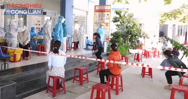 Ngành y tế Thành phố Đà Nẵng lấy mẫu xét nghiệm Covid-19 trong toàn dân