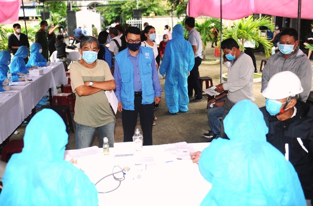 Đoàn công tác WHO tại Việt Nam kiểm tra các điểm tiêm ngừa vaccine tại TP.Hội An.