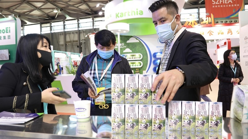 Khách hàng tìm hiểu về các sản phẩm sữa tươi của Vinamilk tại Triển lãm FHC Thượng Hải 2021 Khách hàng tìm hiểu về các sản phẩm sữa tươi của Vinamilk tại Triển lãm FHC Thượng Hải 2021