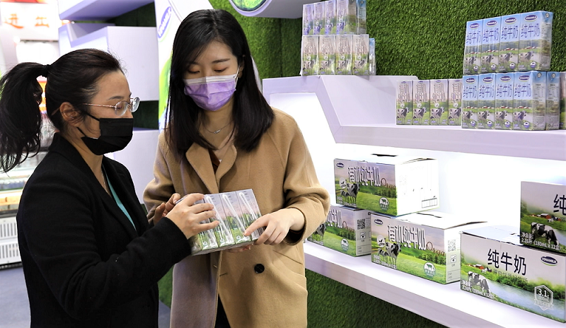 Sản phẩm có thiết kế bao bì đáp ứng thị hiếu tiêu dùng và đặc biệt trên hộp sữa đều có một dãy số khác nhau để quản lý và truy xuất nguồn gốc Sản phẩm có thiết kế bao bì đáp ứng thị hiếu tiêu dùng và đặc biệt trên hộp sữa đều có một dãy số khác nhau để quản lý và truy xuất nguồn gốc