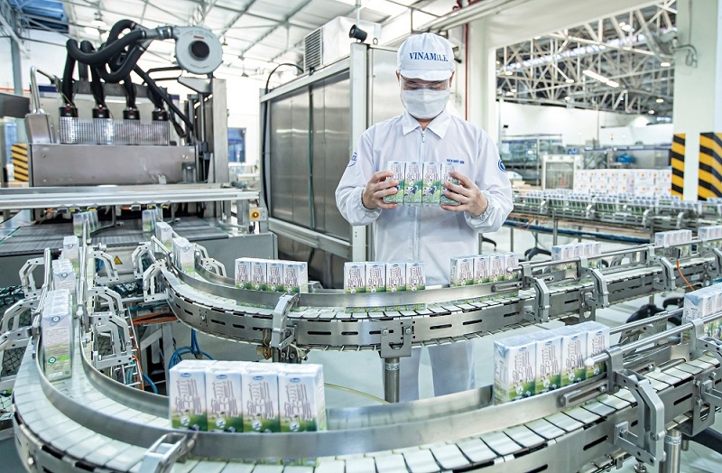 Lô sản phẩm sữa tươi đầu tiên được Vinamilk sản xuất và xuất khẩu thành công đi Trung Quốc trong giai đoạn nhiều trở ngại vì diễn biến dịch Covid-19 tại Việt Nam