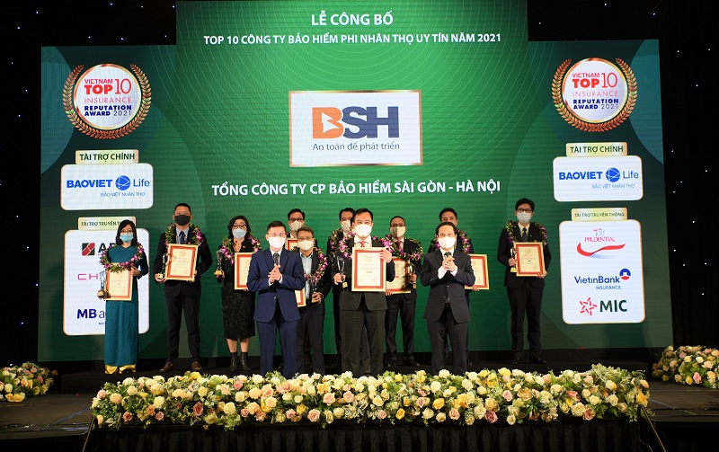 Ông Nguyễn Văn Trưởng – Phó Tổng Giám đốc đại diện BSH tại lễ công bố và vinh danh Top 10 công ty bảo hiểm phi nhân thọ uy tín năm 2021 (Vị trí chính giữa hàng đầu tiên trong ảnh)