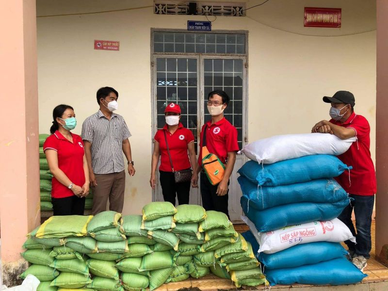 Hội Chữ Thập đỏ tỉnh trao hàng cứu trợ cho người dân xã Ea Hning, huyện Cư Kuin