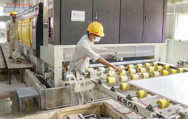 Người lao động làm việc tại Cụm công nghiệp Bãi Ba - Đông Thành.