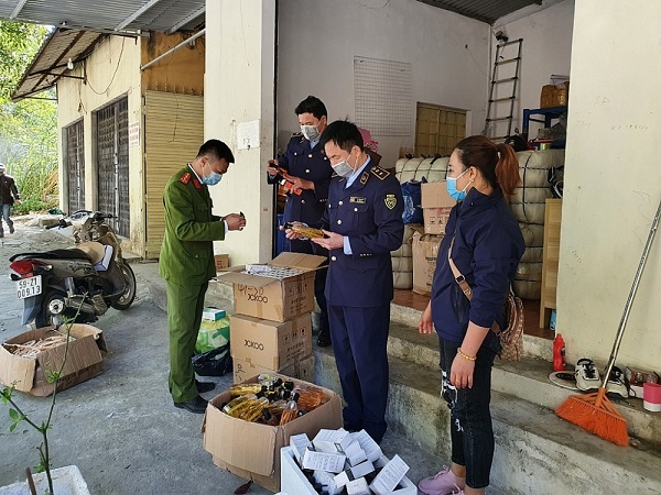 Lạng Sơn: Tạm giữ số lượng lớn túi xách, mỹ phẩm có dấu hiệu giả mạo nhãn hiệu