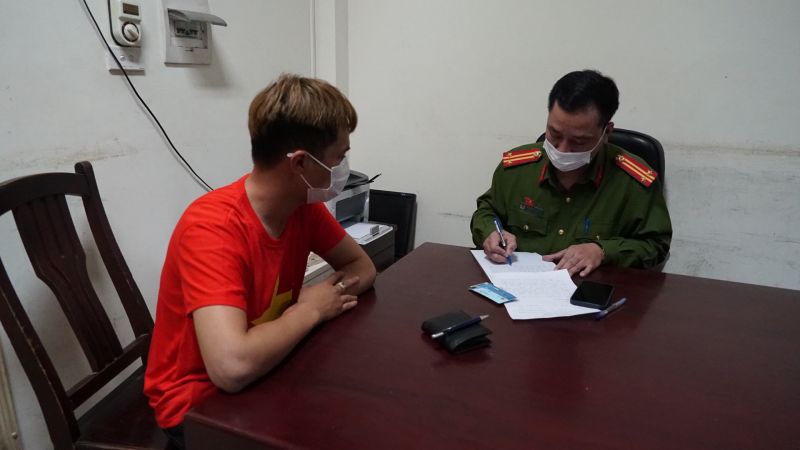 Bắt giữ nhóm đối tượng làm giả xét nghiệm Covid-19 bán cho khán giả vào sân Mỹ Đình