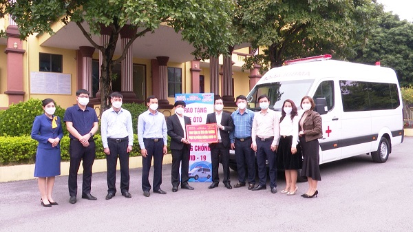 Một số doanh nghiệp đang hoạt động tr&ecirc;n địa b&agrave;n huyện trao tặng 1 xe cứu thương phục vụ c&ocirc;ng t&aacute;c ph&ograve;ng, chống dịch Covid -19