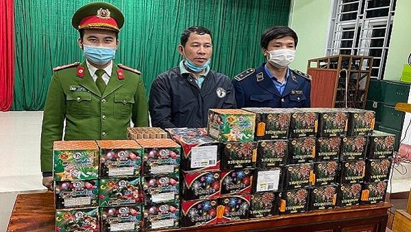 Quảng Bình: Bắt đối tượng vận chuyển hàng chục hộp pháo trái phép
