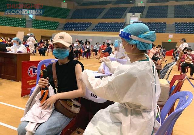 Thành phố Đà Nẵng triển khai tiêm vaccine mũi 2 cho toàn dân đúng tiến độ. (Ảnh chụp chiều ngày 13/11 tại Cung thể thao Tiên Sơn)