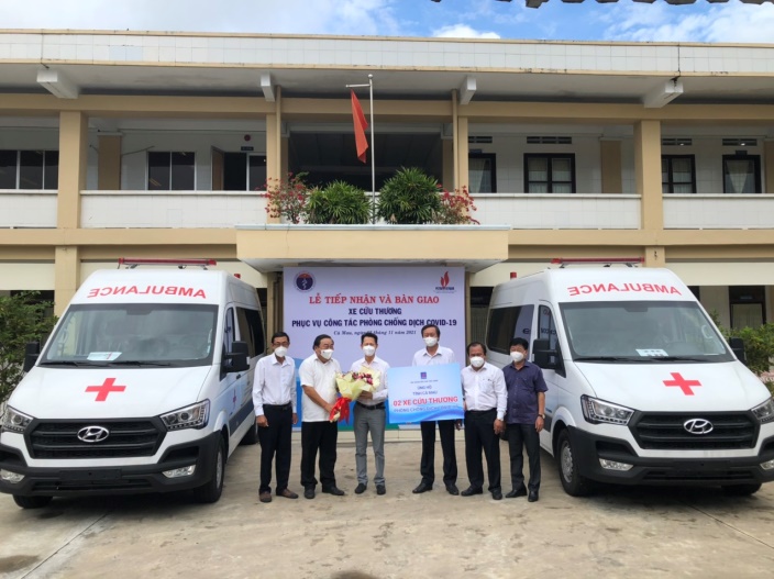 Nghi thức trao tặng 2 xe cứu thương cho tỉnh Cà Mau phục vụ công tác phòng chống dịch bệnh Covid-19
