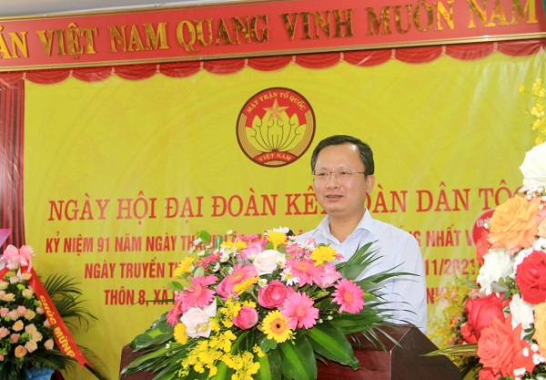 Phó Chủ tịch Thường trực UBND tỉnh Quảng Ninh Cao Tường Huy phát biểu tại Ngày hội Đại đoàn kết toàn dân tộc thôn 8, xã Hạ Long