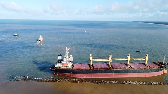 Quảng Trị: Khẩn trương hút toàn bộ dầu ra khỏi tàu Glory Future trước 20/11