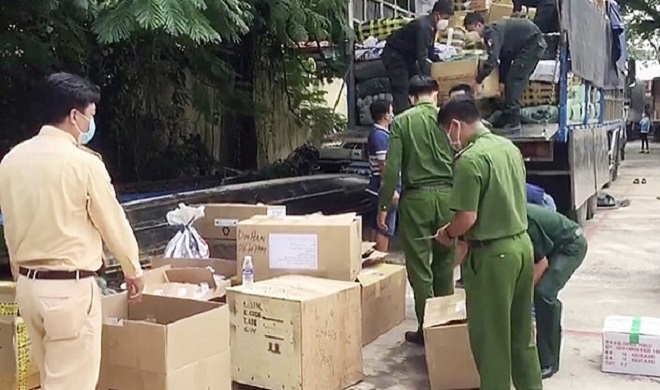 An Giang: Phát hiện xe tải chở hàng chục nghìn sản phẩm không rõ nguồn gốc