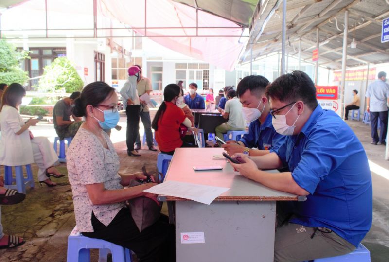 Người dân thành phố Kon Tum đi tiêm chủng vắc xin phòng Covid-19
