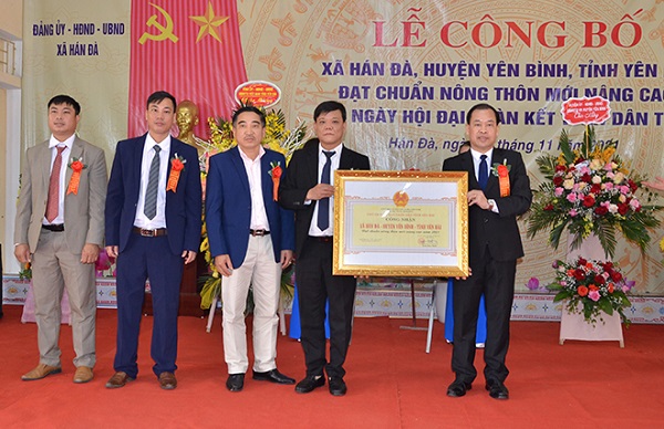 Thừa ủy quyền, lãnh đạo huyện Yên Bình trao Bằng công nhận xã Hán Đà đạt chuẩn NTM nâng cao năm 2021