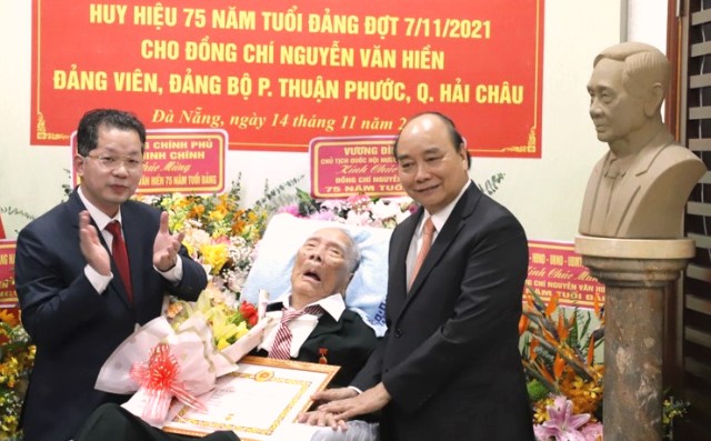 Đà Nẵng: Trao Huy hiệu 75 năm tuổi Đảng cho thân sinh Chủ tịch nước Nguyễn Xuân Phúc
