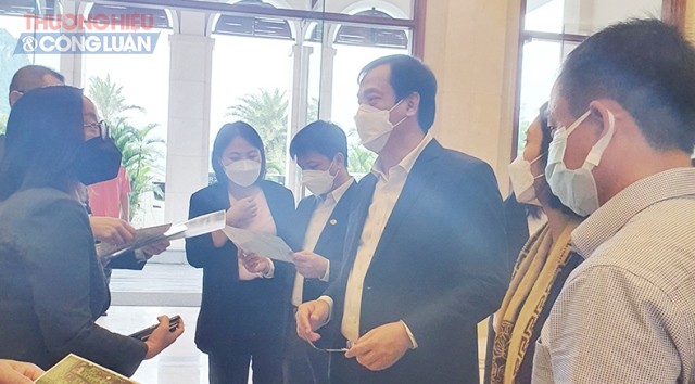 Tổng cục trưởng Tổng cục Du lịch Nguyễn Trùng Khánh (thứ 3 từ phải sang) kiểm tra một số cơ sở lưu trú trên địa bàn thành phố.