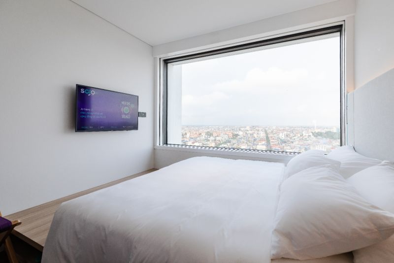 Nội thất phòng nghỉ tại SOJO Hotels với hệ thống giường nệm êm ái được nghiên cứu dựa trên trải nghiệm khách hàng và cabin tắm đổi màu độc đáo