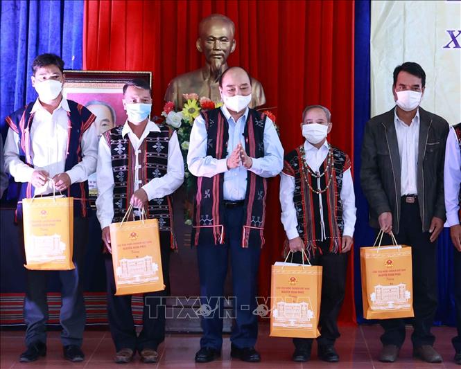 Chủ tịch nước Nguyễn Xuân Phúc tặng quà cho đồng bào các dân tộc xã Ba, huyện Đông Giang. Ảnh: Thống Nhất/TTXVN