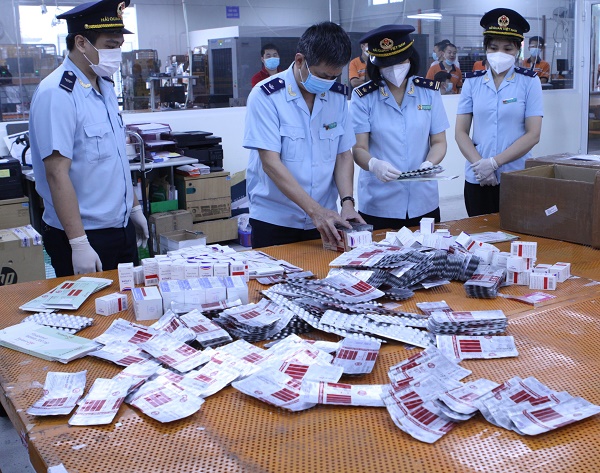 Hơn 60.000 viện thuốc được dùng trong điều trị Covid-19 ngụy trang dưới “vỏ bọc” thực phẩm vừa được lực lượng Hải quan phát hiện, bắt giữ