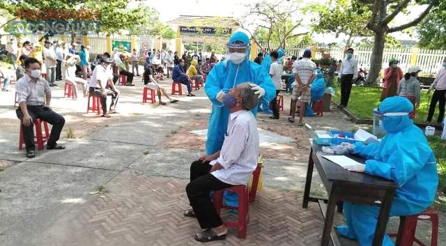 Lực lượng CDC tỉnh Quảng Nam và Y tế Hội An tiếp tục lấy mẫu xét nghiệm tại cộng đồng
