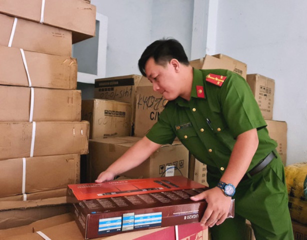 Đà Nẵng tạm giữ 1,5 tấn quần áo nghi nhập lậu của hot girl chuyên livestream bán hàng