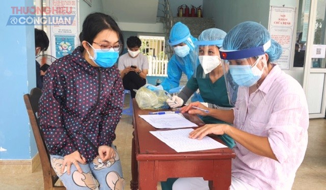 Lấy mẫu xét nghiệm phòng chống Covid-19 ở tỉnh Quảng Nam