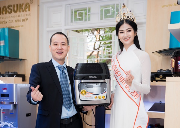 Người đẹp Nguyễn Thị Thu Phương cùng lãnh đạo và sản phẩm của Công ty Cổ phần Quý Phát