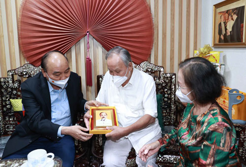 Chủ tịch nước Nguyễn Xuân Phúc thăm và tặng quà cho nhà giáo Lý Hòa