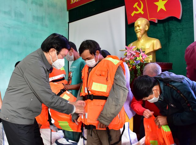 Nguyên chủ tịch nước Trương Tấn Sang mặc áo phao cho ngư dân