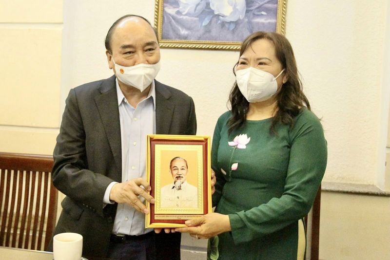 Chủ tịch nước Nguyễn Xuân Phúc thăm tặng quà cho nhà giáo Triệu Thị Huệ