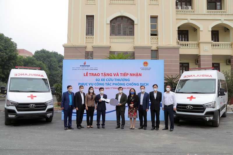 Lãnh đạo Petrovietnam trao hỗ trợ 2 xe cứu thương phục vụ công tác phòng chống dịch cho tỉnh Nam Định