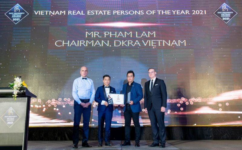 Ông Phạm Lâm - Nhà sáng lập, Chủ tịch HĐQT kiêm CEO DKRA Vietnam (thứ nhì từ phải sang) đón nhận danh hiệu “Nhân vật Bất động sản của năm”
