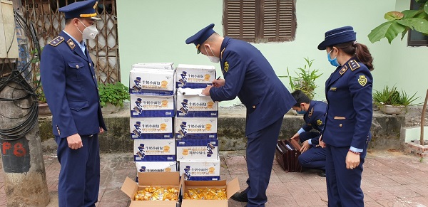 Quản lý thị trường Hà Giang thu giữ 1.375 gói bánh bao nhân sữa không có giấy tờ hợp pháp