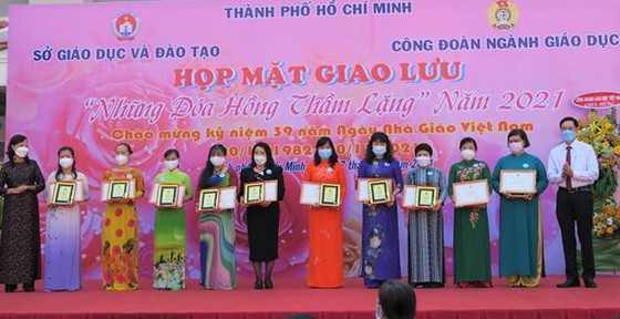 Công đoàn ngành giáo dục TP.Hồ Chí Minh trao tặng bằng khen cho các cá nhân và tập thể xuất sắc qua các hội thi