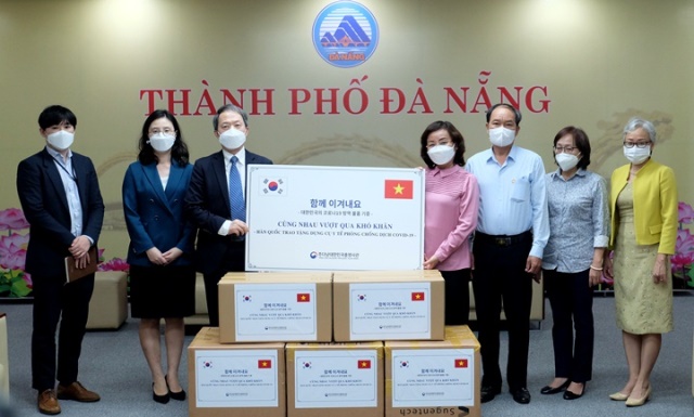 Đà Nẵng tiếp nhận dụng cụ y tế do Tổng Lãnh sự quán Hàn Quốc trao tặng